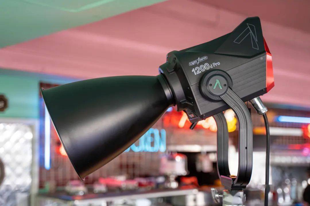 相当硬核！爱图仕LS 1200d Pro亮相CineGear 2021，重新定义LED影视灯具